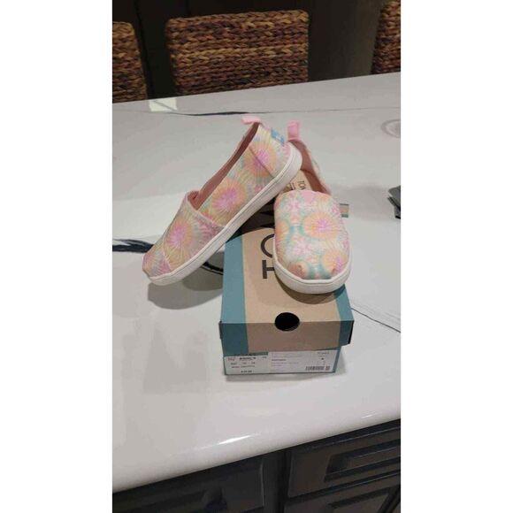 Brand new 4y TOMS Pink Tie Dye - Picture 1 of 6